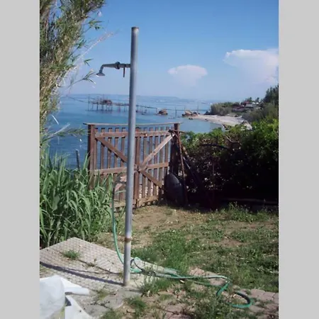 Villa sulla scogliera tra ulivi secolari *