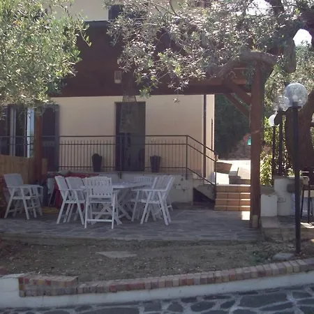 Villa sulla scogliera tra ulivi secolari *
