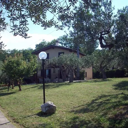 Villa sulla scogliera tra ulivi secolari
